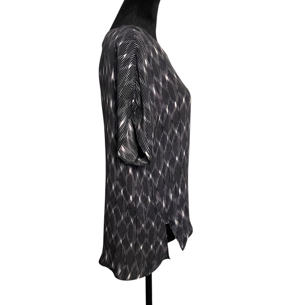 Brochu Walker Ikat Printed Split Back Silk Blouse Black/White — Medium - Picture 5 of 10
